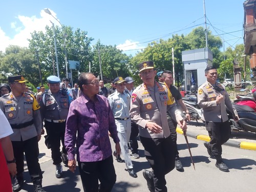 Kapolda Bali, Irjen Putu Jayan Danu Putra beserta jajaran terkait saat melakukan pemantauan arus mudik di Pelabuhan Gilimanuk, Kecamatan Melaya, Kabupaten Jembrana, Rabu (19/4/2023). (I Putu Adi Budiastrawan/detikBali).