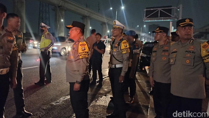 Kapolda Metro Jaya Irjen Karyoto meninjau arus mudik lebaran di simpang Tol Cikunir, Bekasi. Dia mengatakan lalu lintas di sana masih lancar tanpa hambatan. (Wildan N/detikcom)