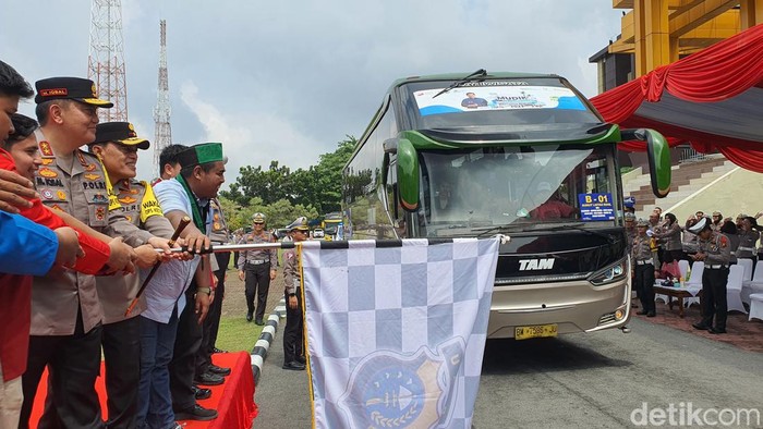 Kapolda Riau Irjen Iqbal melepas mudik gratis (Raja Adil Siregar/detikSumut)