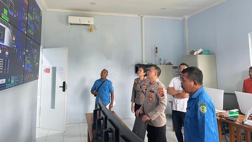Kapolres Manggarai Barat AKBP Ari Satmoko meninjau Sistem Pengolahan Air Minum (SPAM) Wae Mese II jelang gelaran KTT ASEAN.