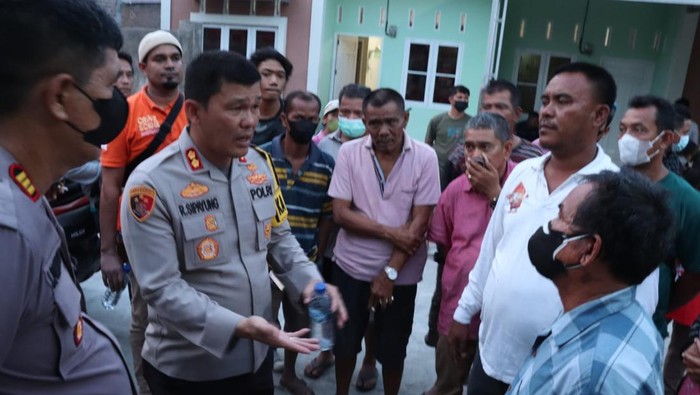 Kapolres Simalungun AKBP Ronald F.C Sipayung saat berdiskusi bersama warga di sekitar rumah bidan yang ditemukan tewas bersama anaknya. (Foto: Istimewa)