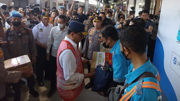 Kapolri dan Menhub mengunjungi Stasiun Pasar Senen, Rabu (19/4/2023) sore.