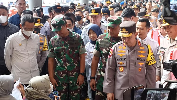 Kapolri dan Menhub mengunjungi Stasiun Pasar Senen, Rabu (19/4/2023) sore.
