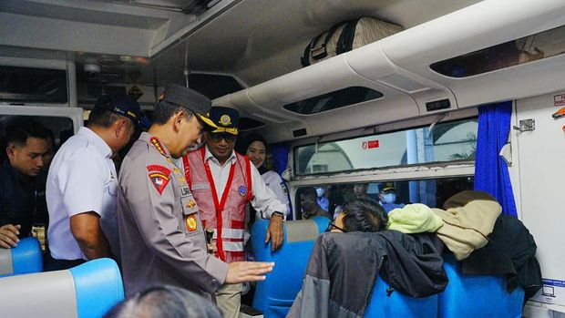 Kapolri Jenderal Listyo Sigit Prabowo dan Menhub Budi Karya Sumadi mengecek kegiatan mudik di Stasiun Pasar Senen, Jakpus, Rabu (19/4/2023).