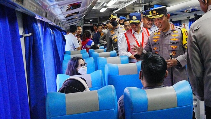 Kapolri Jenderal Listyo Sigit Prabowo dan Menhub Budi Karya Sumadi mengecek kegiatan mudik di Stasiun Pasar Senen, Jakpus, Rabu (19/4/2023).