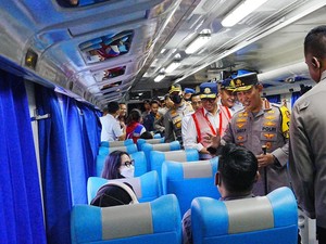 Cek Arus Mudik di Stasiun Senen, Kapolri: Gunakan Kereta Api Lebih Aman