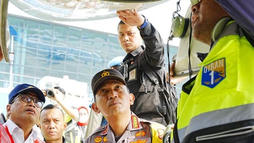 Kapolri Jenderal Listyo Sigit Prabowo dan Menteri Perhubungan Budi Karya Sumadi mengecek arus mudik di Bandara Soetta, Tangerang, Banten, rabu (19/4/2023).