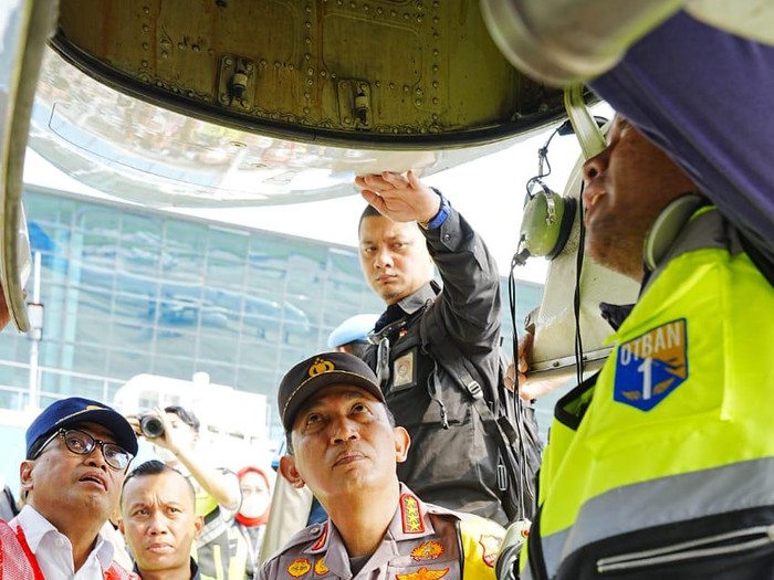 Kapolri Jenderal Listyo Sigit Prabowo dan Menteri Perhubungan Budi Karya Sumadi mengecek arus mudik di Bandara Soetta, Tangerang, Banten, rabu (19/4/2023).