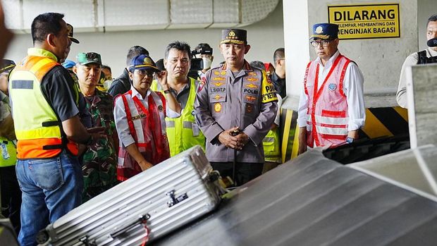 Kapolri Jenderal Listyo Sigit Prabowo dan Menteri Perhubungan Budi Karya Sumadi mengecek arus mudik di Bandara Soetta, Tangerang, Banten, rabu (19/4/2023).