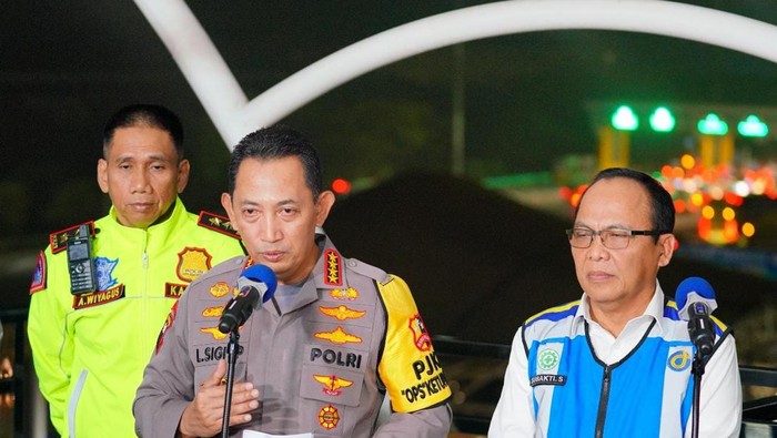Kapolri Jenderal Listyo Sigit Prabowo memantau arus mudik lebaran 2023