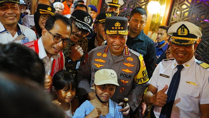 Kapolri Jenderal Listyo Sigit Prabowo mengecek kelancaran arus mudik di Pelabuhan Tanjung Perak, Jatim.