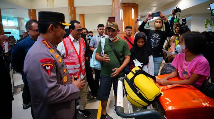 Kapolri Jenderal Listyo Sigit Prabowo mengecek kelancaran mudik di Bandara Juanda, Sidoarjo, Jatim.
