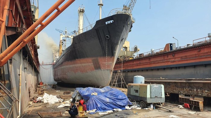 Kebakaran Kapal motor (KM) Samudra Anugrah di Perairan Surabaya, padam