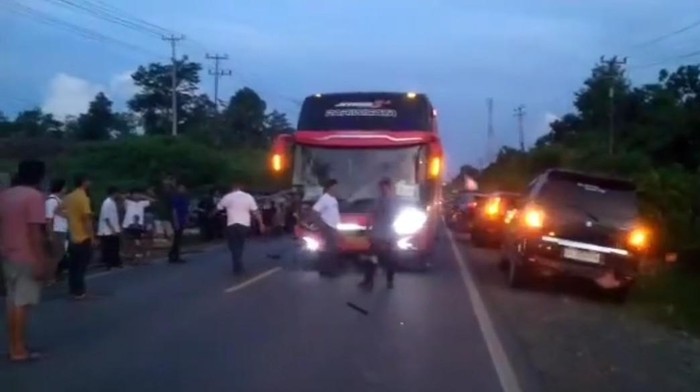 Kecelakaan antara bus dan minibus di Jalinsum, Bungo, Jambi menyebabkan satu orang tewas.