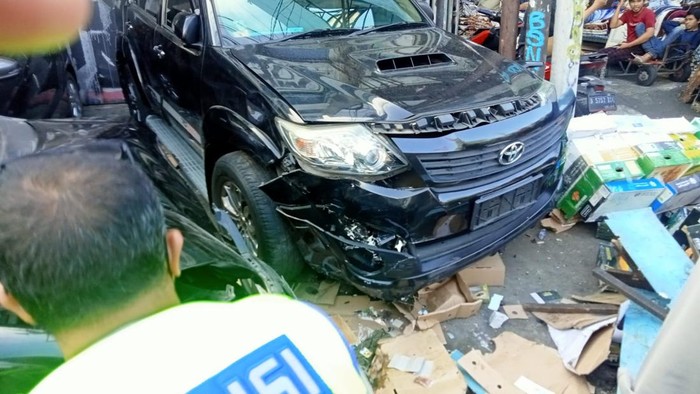 Kecelakaan mobil tabrak pejalan kaki wanita sampai terpental di Tanah Abang, Jakpus