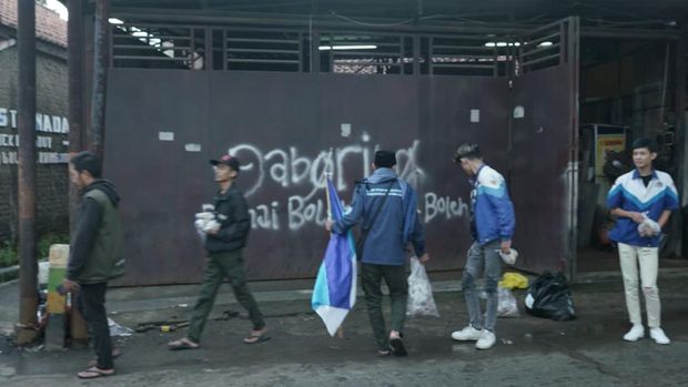Kegiatan bagi-bagi takjil oleh XTC dan Brigez.