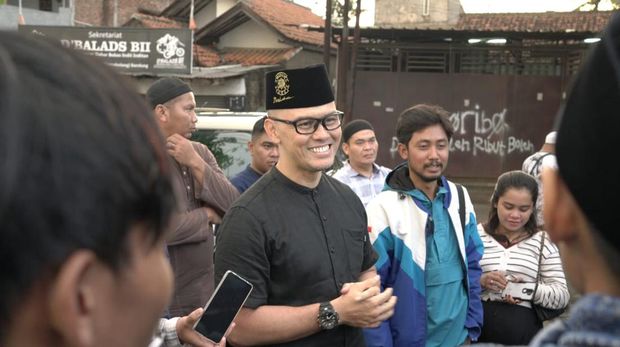 Kegiatan bagi-bagi takjil oleh XTC dan Brigez.