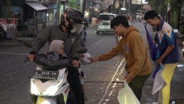 Kegiatan bagi-bagi takjil oleh XTC dan Brigez.