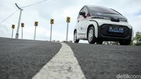 Masyarakat bisa menyewa mobil listrik mungil ini dengan durasi 1-4 jam seharga Rp 88.000 per jam.