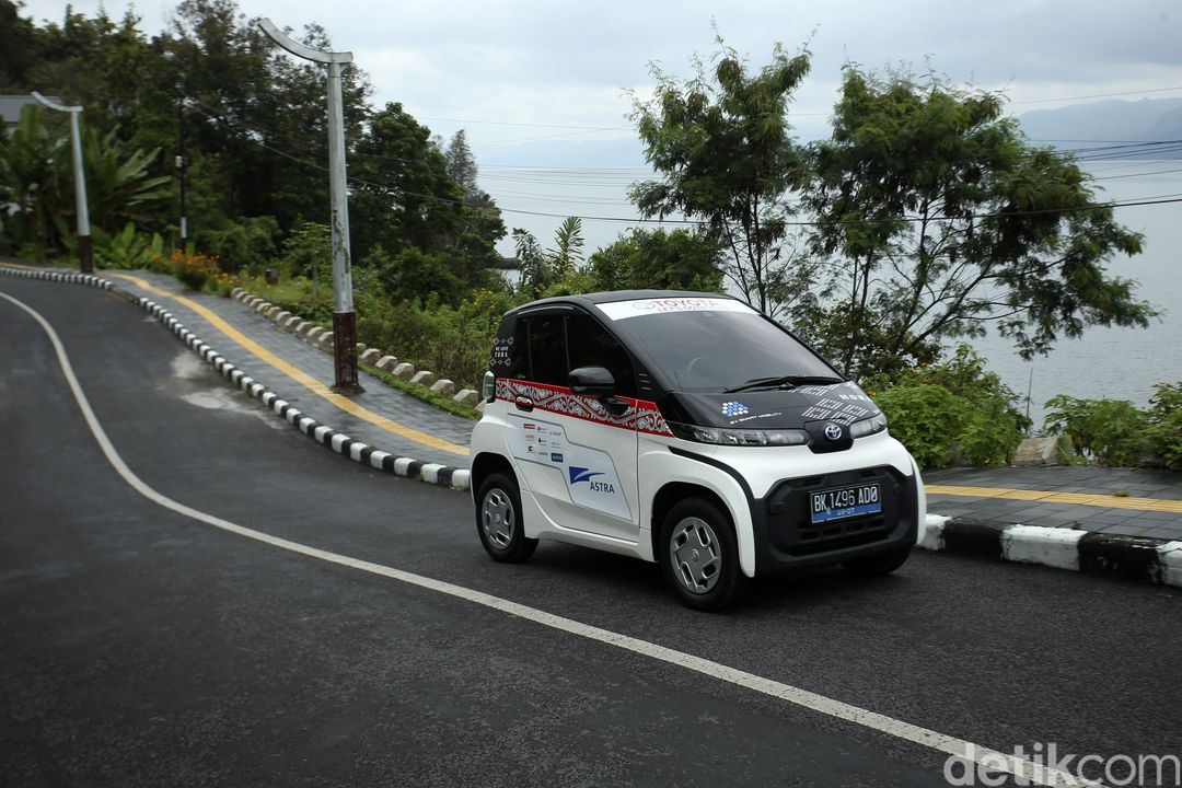 Program Smart Mobility Project hadir di Pulau Samosir, Sumut. Masyarakat bisa menikmati keindahan Danau Toba tanpa meninggalkan emisi menggunakan Toyota C+Pod.