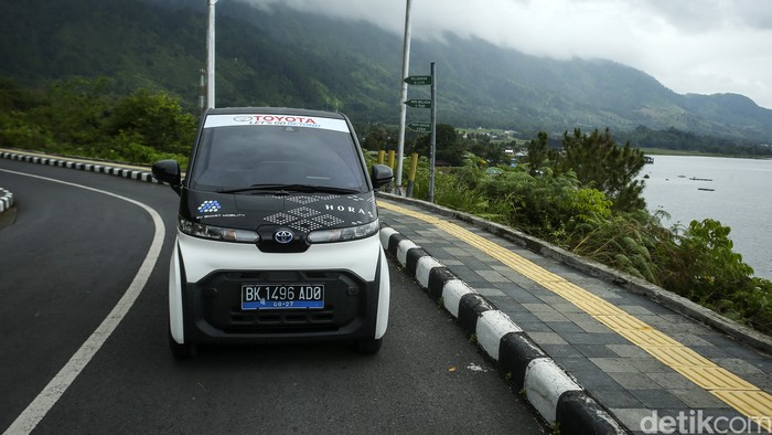 Program Smart Mobility Project hadir di Pulau Samosir, Sumut. Masyarakat bisa menikmati keindahan Danau Toba tanpa meninggalkan emisi menggunakan Toyota C+Pod.