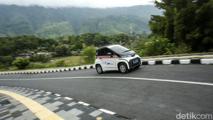 Keliling Toba Tanpa Gas Emisi dengan Toyota C+Pod Program Smart Mobility Project hadir di Pulau Samosir, Sumut. Masyarakat bisa menikmati keindahan Danau Toba tanpa meninggalkan emisi menggunakan Toyota C+Pod.