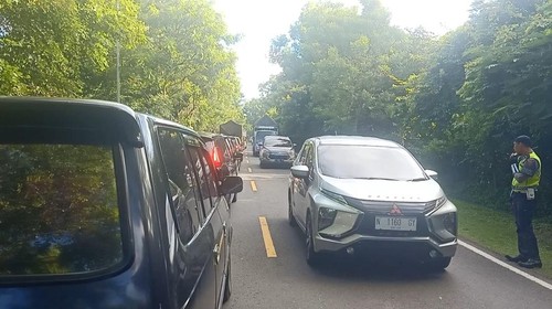 Kemacetan di Jalan Nasional Gilimanuk-Denpasar pada Rabu (19/4/2023). Antrean kendaraan menuju Pelabuhan Gilimanuk itu mencapai enam kilometer.