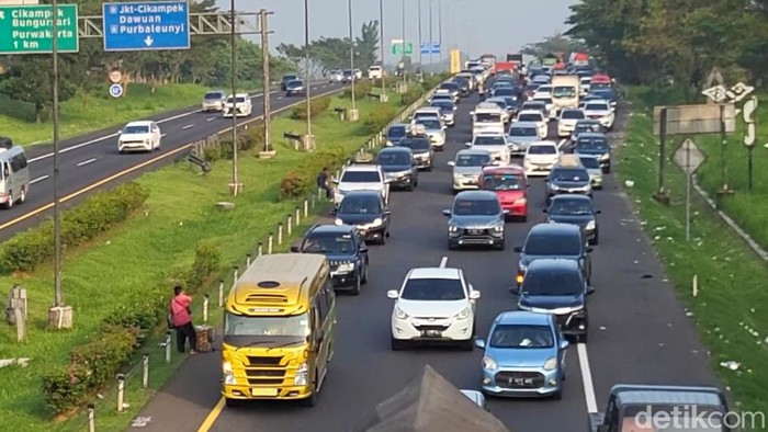kemacetan panjang terjadi di ruas jalan tol cipali dari arah Jakarta menuju Cirebon