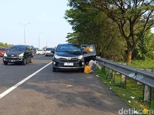 Rest Area Penuh, Pemudik Ini Terpaksa Istirahat di Bahu Jalan!