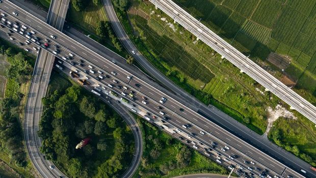 Kemacetan terjadi di sejumlah titik ruas jalan Tol Layang MBZ arah Cikampek. Kemacetan diakibatkan adanya peningkatan volume kendaraan. (AFP via Getty Images/BAY ISMOYO)