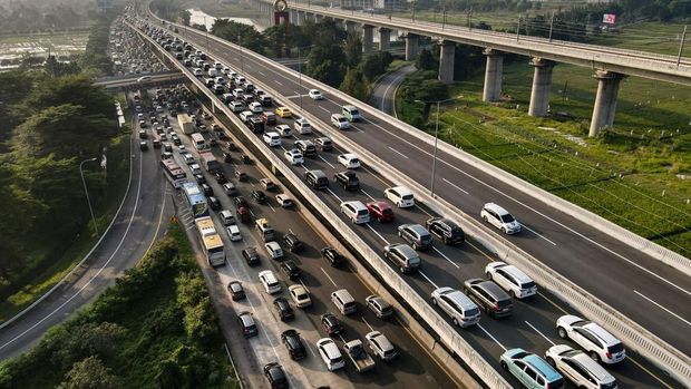 Kemacetan terjadi di sejumlah titik ruas jalan Tol Layang MBZ arah Cikampek. Kemacetan diakibatkan adanya peningkatan volume kendaraan. (AFP via Getty Images/BAY ISMOYO)