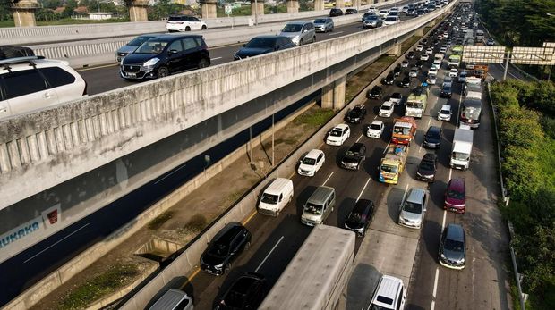 Kemacetan terjadi di sejumlah titik ruas jalan Tol Layang MBZ arah Cikampek. Kemacetan diakibatkan adanya peningkatan volume kendaraan. (AFP via Getty Images/BAY ISMOYO)