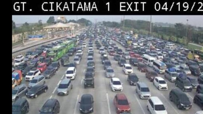 Kepadatan kendaraan di gerbang Tol Cikampek Utama