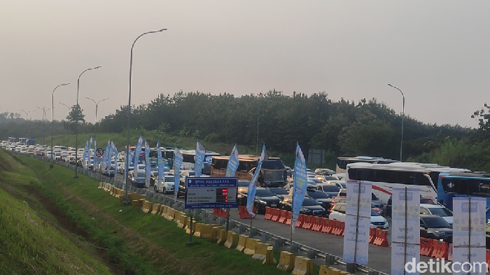 Kepadatan lalu lintas jelang GT Kalikangkung, Semarang, Rabu (19/4/2023) sore.