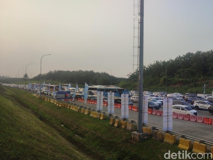 Kepadatan lalu lintas jelang GT Kalikangkung, Semarang, Rabu (19/4/2023) sore.