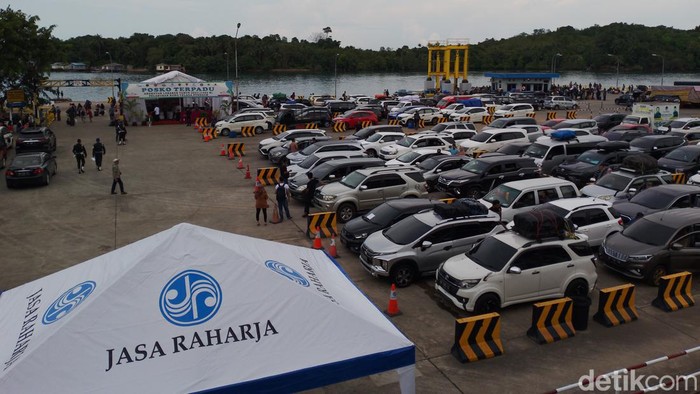 Kepadatan penumpang di Pelabuhan ASDP Telaga Punggur, Kota Batam.(Alamudin/detikSumut)