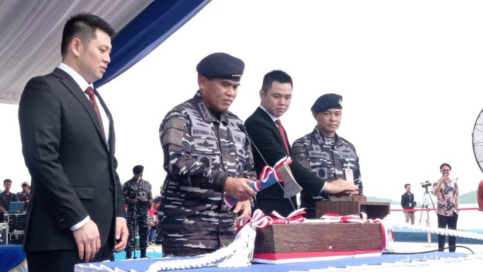 Kepala Staf TNI Angkatan Laut (Kasal) Laksamana Muhammad Ali melakukan peluncuran Kapal Korvet Bung Karno-369 di Galangan PT Karimun Anugrah Sejati, Batam, Kepulauan Riau. (Alamudin Hamapu/detikSumut)
