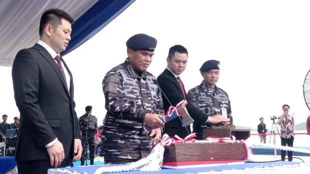 Kepala Staf TNI Angkatan Laut (Kasal) Laksamana Muhammad Ali melakukan peluncuran Kapal Korvet Bung Karno-369 di Galangan PT Karimun Anugrah Sejati, Batam, Kepulauan Riau. (Alamudin Hamapu/detikSumut)