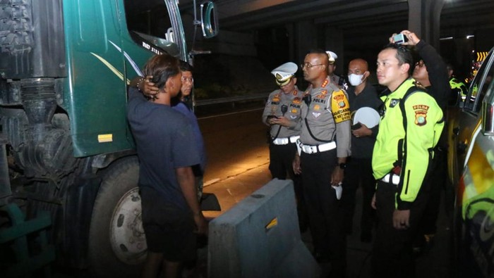 Kepolisian melakukan penindakan terhadap 30 truk sumbu tiga yang sopirnya ngotot melintasi tol di masa arus mudik Lebaran 2023. (dok Istimewa)