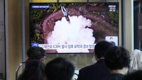 Selama kunjungan ke Administrasi Pengembangan Kedirgantaraan Nasional Korea Utara pada Selasa (18/4) waktu setempat, Kim juga meminta staf untuk membentuk kemampuan pengumpulan-intelijen satelit dengan mengerahkan beberapa satelit pengintaian pada orbit yang berbeda secara berurutan. AP/Ahn Young-joon  
