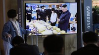 Dilansir AFP, Rabu (19/4/2023), laporan penyelesaian satelit mata-mata itu muncul sekitar seminggu setelah Pyongyang meluncurkan apa yang dikatakannya sebagai rudal balistik antarbenua berbahan bakar padat baru, menandai terobosan besar dalam program senjata yang dilarang. AP/Ahn Young-joon  