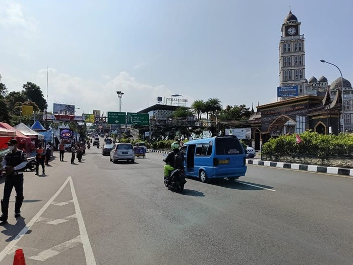 Kondisi lalu lintas di Jalur Puncak Bogor pagi ini (Rizky/detikcom)