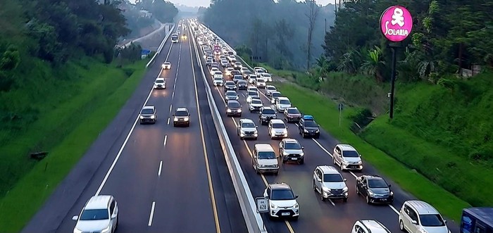 Kondisi one way lokal di Km 428 ruas Tol Semarang-Solo, rabu (19/4/2023).