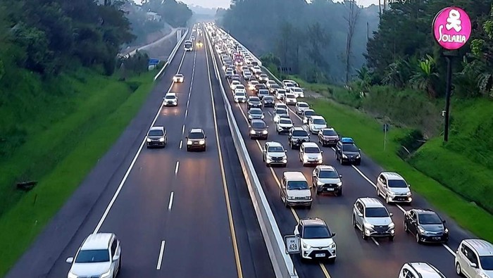 Kondisi one way lokal di Km 428 ruas Tol Semarang-Solo, rabu (19/4/2023).