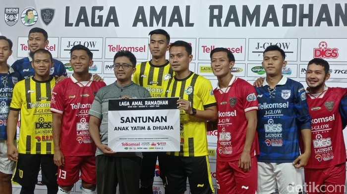 Laga amal yang digelar pemain dan mantan pemain Persib Bandung di Stadion Siliwangi, Selasa (18/4/2023) malam.