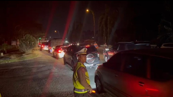 Lalin di exit Tol Merak