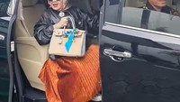 Barang-barang tersebut tentu bukan sembarang barang. Harganya bisa mencapai langit, yakni hingga Rp200 jutaan. (Foto: Twitter @wisanggeni___)