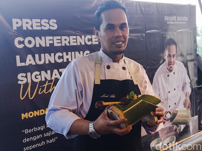 Lord Adi Saat Menunjukkan Kreasi Masakan Terbaru