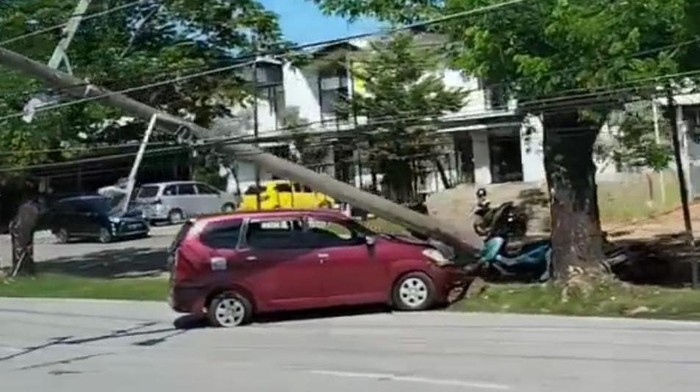 Sebuah minibus merah menabrak tiang listrik di Jalan Metro Tanjung Bunga, Makassar, Sulawesi Selatan (Sulsel).