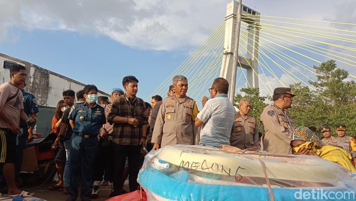 Kapolda Sulut Irjen Setyo saat meninjau aktivitas pemudik di Pelabuhan Manado.